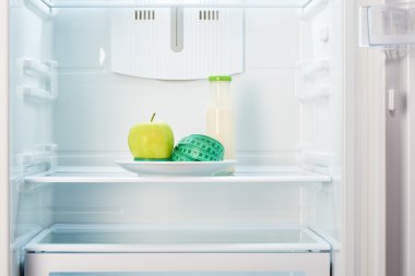 Teyp şişe ile beyaz tabakta ölçme ile elma