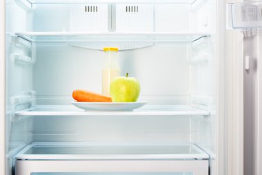 Elma ve havuç yoğurt buzdolabında şişe