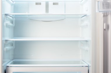 Beyaz açık boş buzdolabı. Kilo kaybı diyet kavramı.