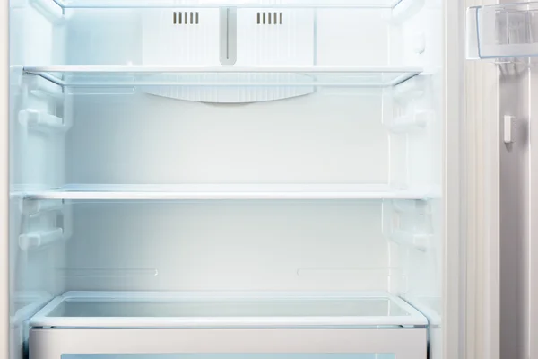 Nevera vacía abierta blanca. concepto de dieta de pérdida de peso . —  Fotos de Stock