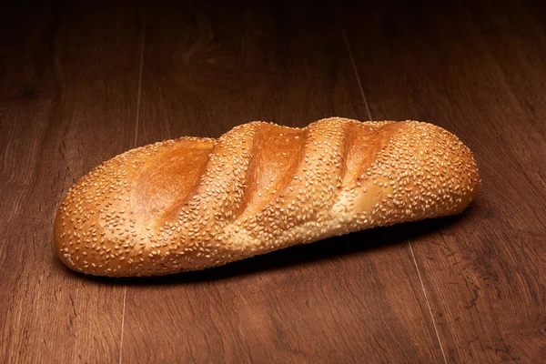 Pane fresco sul tavolo di legno scuro — Foto Stock