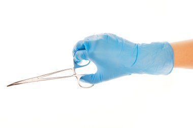 Forseps karşı beyaz ile mavi steril cerrahi eldiven kadın doktorun elinde, yakın çekim
