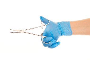 Forseps karşı beyaz ile mavi steril cerrahi eldiven kadın doktorun elinde, yakın çekim