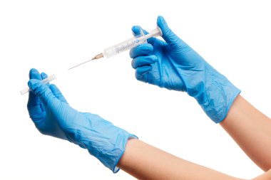 Mavi steril cerrahi eldiven yeşil plastik kateter ile kadın doktorun elinde, yakın çekim