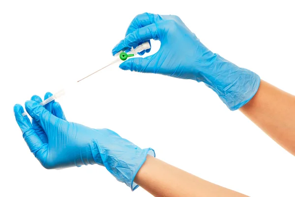 Close up das mãos do médico feminino em azul luvas cirúrgicas esterilizadas com cateter de plástico verde — Fotografia de Stock