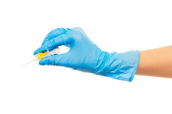 Primer plano de las manos de la doctora en guantes quirúrgicos esterilizados azules con catéter plástico verde — Foto de Stock