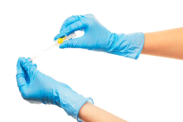 Nahaufnahme der Hände einer Ärztin in blau sterilisierten OP-Handschuhen mit grünem Kunststoffkatheter — Stockfoto