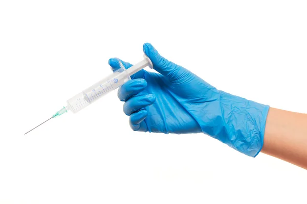 Primer plano de las manos de la doctora en guantes quirúrgicos esterilizados azules con catéter plástico verde — Foto de Stock