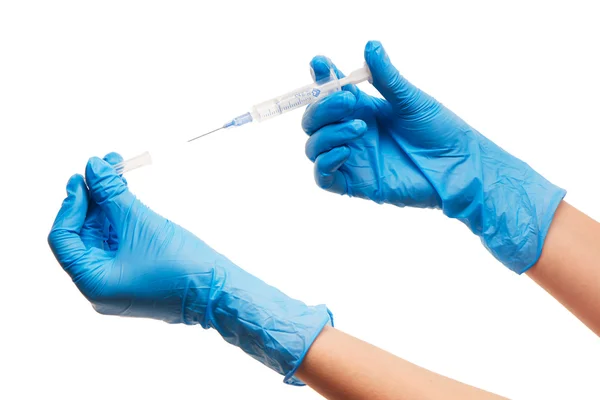 Primer plano de las manos de la doctora en guantes quirúrgicos esterilizados azules con catéter plástico verde —  Fotos de Stock