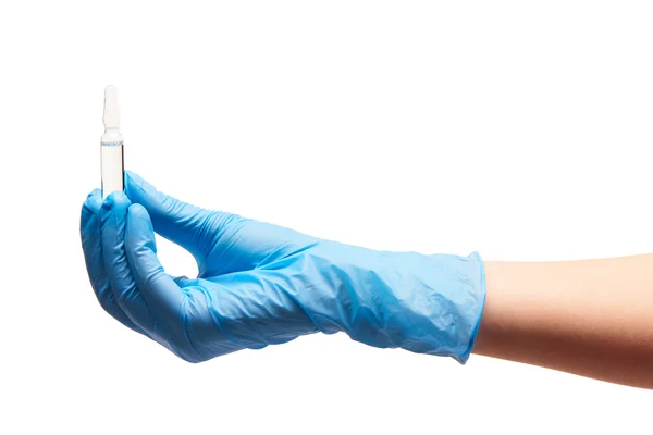 Close-up da mão do médico feminino em azul luva cirúrgica esterilizada segurando ampola de vidro branco com uma droga — Fotografia de Stock