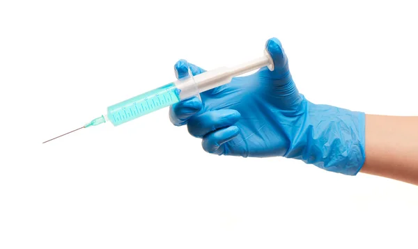 Kadın doktor el plastik tıbbi şırınga ile cerrahi eldiven ile mavi uyuşturucu dolu mavi yakın çekim