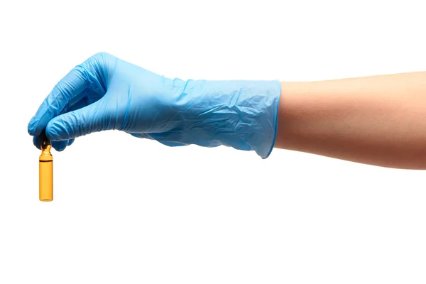 Tutup tangan dokter wanita dengan sarung tangan bedah tersterilkan biru memegang ampul kaca coklat dengan obat — Stok Foto