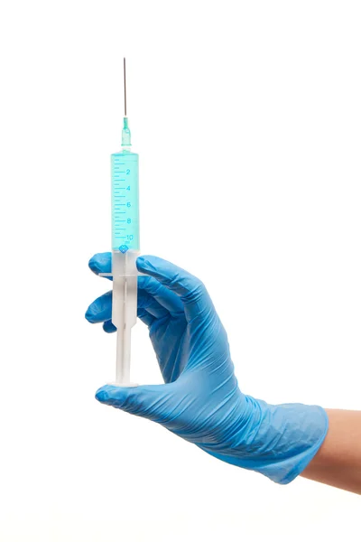 Close up da mão do médico feminino em luva cirúrgica azul com seringa médica de plástico preenchida com droga azul — Fotografia de Stock