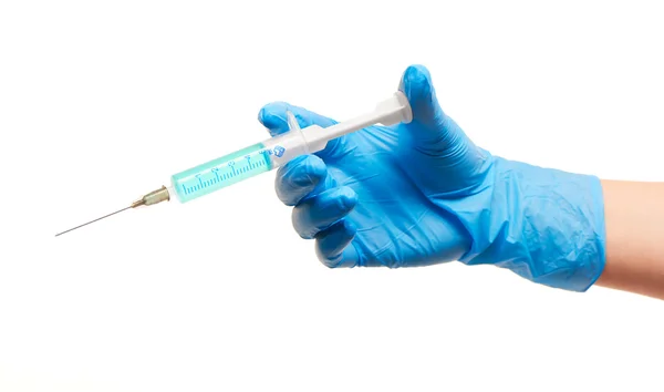 Primer plano de la mano de la doctora en guante quirúrgico azul con jeringa médica plástica llena de medicamento azul — Foto de Stock