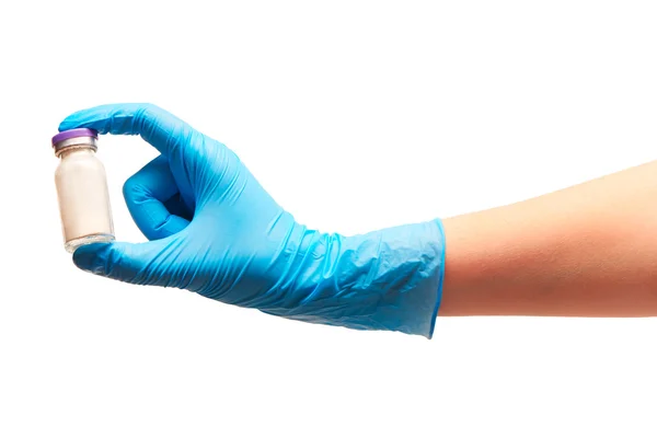 Ženský lékař ruku v modré sterilizované chirurgická rukavice, které drží skleněné ampule s bílým práškovým lékem proti Bílému pozadí — Stock fotografie