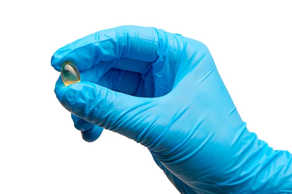 Emale orvos kezét a kék steril sebészeti kesztyű sárga tabletta gazdaság — Stock Fotó