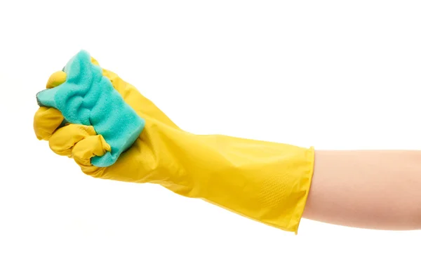 Mano femenina en guante de goma protector amarillo con esponja de limpieza verde — Foto de Stock