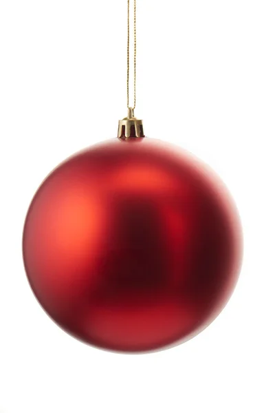 Όμορφη κόκκινη χριστουγεννιάτικη μπάλα απομονώνονται σε λευκό — Φωτογραφία Αρχείου