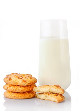 Üç ev yapımı fıstık ezmesi kurabiye, yarım bardak süt ve kurabiye