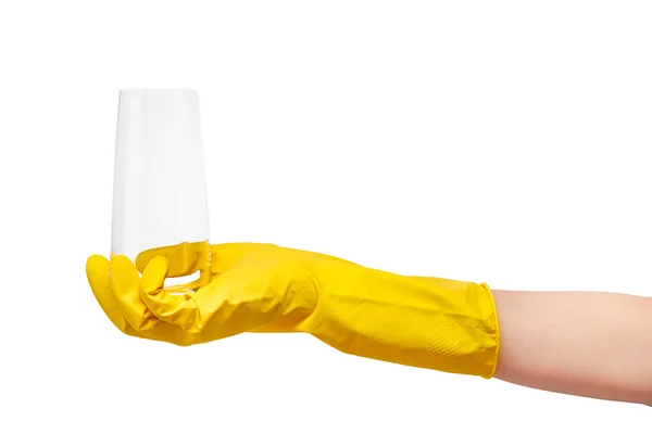 Main féminine en gant de protection en caoutchouc jaune tenant un verre à boire propre — Photo