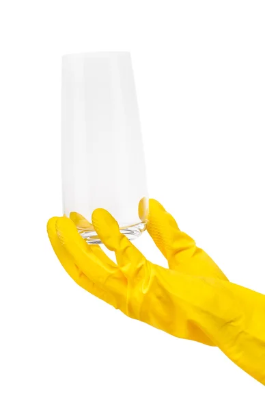 Main féminine en gant de protection en caoutchouc jaune tenant un verre à boire transparent propre — Photo