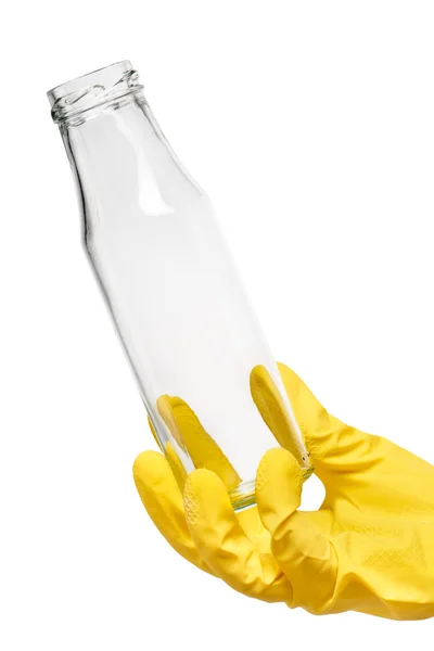 Main en gant de protection en caoutchouc jaune tenant vide bouteille de lait en verre transparent — Photo