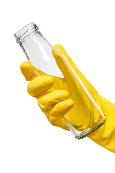 Main féminine en gant de protection en caoutchouc jaune tenant vide bouteille de lait en verre transparent — Photo