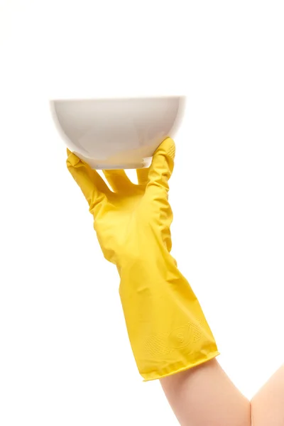 Main en gant de protection en caoutchouc jaune tenant un bol blanc propre — Photo