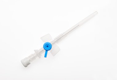 Mavi plastik sonda tarafından koruyucu kapak kapalı iğne ile