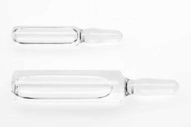 İki şeffaf beyaz cam ampul bir ilaç ile