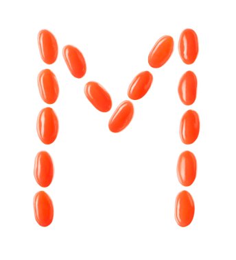 Beyaz arka plan üzerinde izole kırmızı şeker yapılmış M harfi