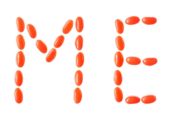 "me "Schriftzug aus roten Bonbons isoliert auf weißem Hintergrund — Stockfoto