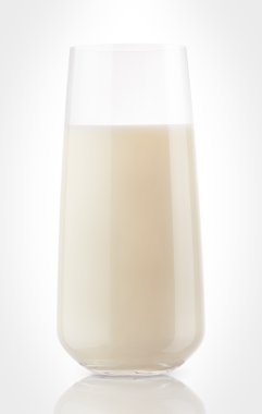 Beyaz arkaplanda izole edilmiş bir bardak süt 