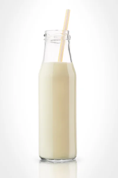 Fles van melk met stro geïsoleerd op witte achtergrond — Stockfoto