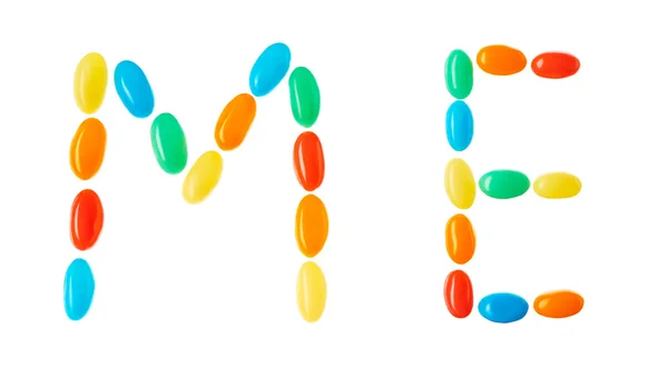 "me "lettering fatto di caramelle multicolori isolate su bianco — Foto Stock