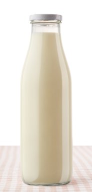 Kapalı şişe süt damalı masa örtüsü üzerinde