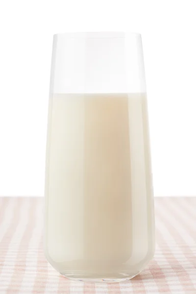 Pohár tejet a klasszikus barna-fehér kockás terítő — Stock Fotó