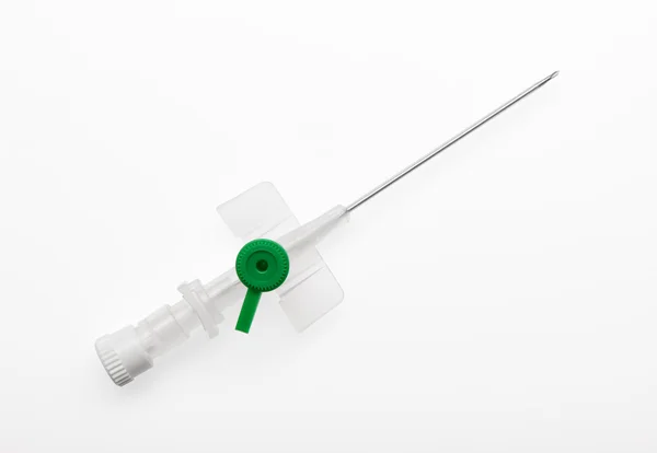 Cateter plástico verde com agulha aberta isolada em branco — Fotografia de Stock