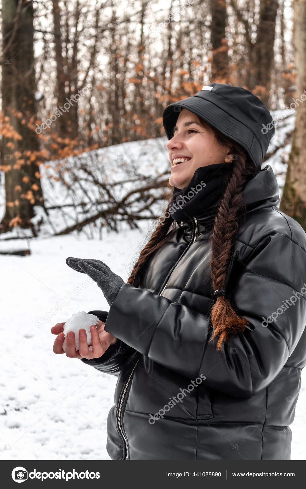 Mujer joven con ropa de abrigo en el frío invierno nieve bebiendo