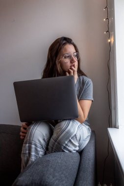 Evde çalışan genç bir kadın - ev konsepti üzerinde çalışıyor