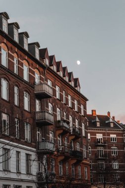 Mehtaplı bir öğleden sonra İskandinav binası cepheleri