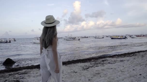 Joven mujer caminando en la playa disfrutando del aire fresco — Vídeos de Stock