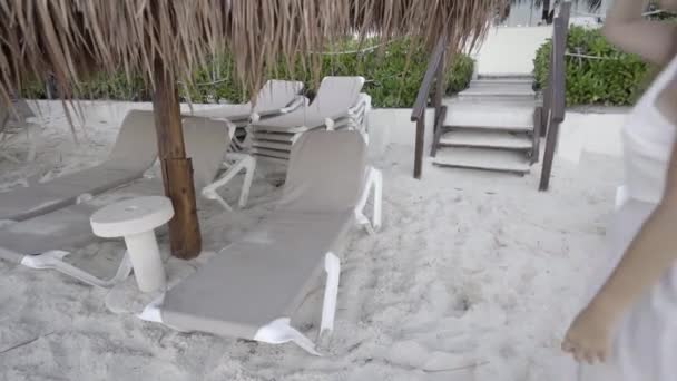 Молодая женщина лежит на шезлонге на пляже - концепция свежего воздуха — стоковое видео