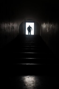 Siluet bir tünel içinde