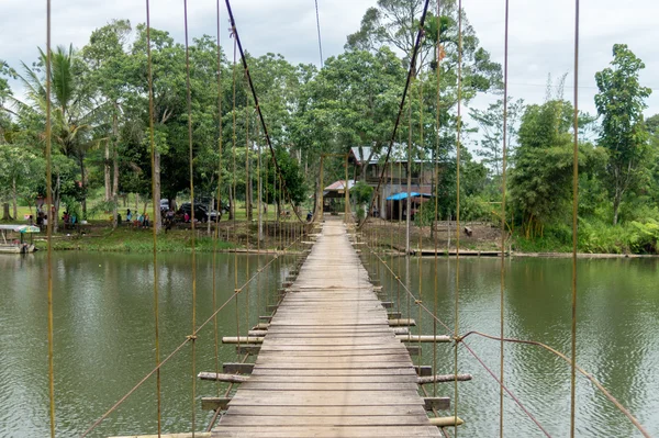 Brücke und Straße mitten im See — Stockfoto