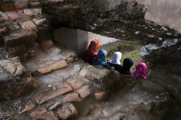 Üç Moeslim kadın arka karşı karşıya oturan — Stok fotoğraf