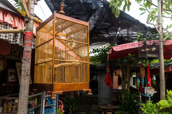 Πουλί κλουβί μπροστά σπίτι — Φωτογραφία Αρχείου