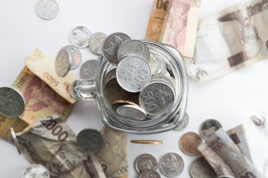Rupiah para kavanoz içinde