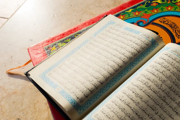 Holy Quran on Ceramic Background — Stock Photo, Image