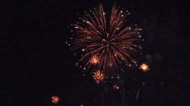 Gece gökyüzünde havai fişek patlaması.